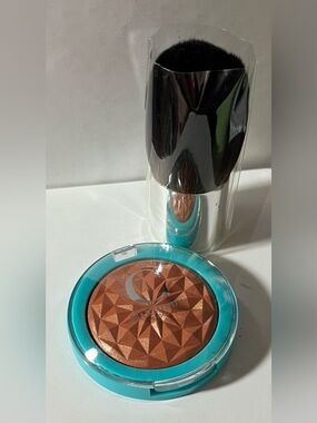 CARMINDY - CarmaGlow
Copper Bronzer Compact Aloha shade and kabuki brush
